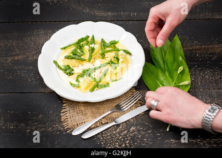 Rempli de raviolis ricotta et épinards, asperges vertes et sauce hollandaise sur la plaque Banque D'Images