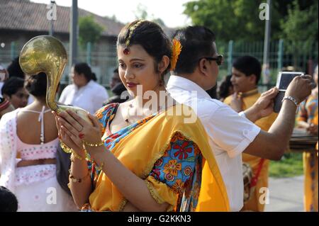 Milan, Italie, procession de la communauté bouddhique Theravada de Sri Lanka pour célébrer le retour du Vesak Banque D'Images