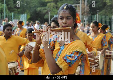 Milan, Italie, procession de la communauté bouddhique Theravada de Sri Lanka pour célébrer le retour du Vesak Banque D'Images