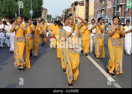 Milan, Italie, procession de la communauté bouddhique Theravada de Sri Lanka pour célébrer le retour du Vesak Banque D'Images