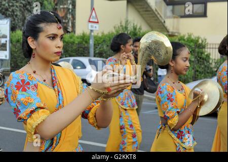 Milan, Italie, procession de la communauté bouddhique Theravada de Sri Lanka pour célébrer le retour du Vesak Banque D'Images
