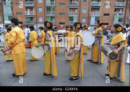 Milan, Italie, procession de la communauté bouddhique Theravada de Sri Lanka pour célébrer le retour du Vesak Banque D'Images