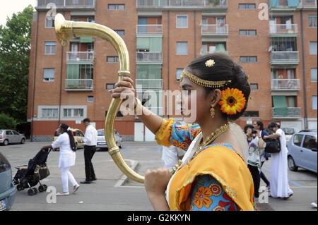 Milan, Italie, procession de la communauté bouddhique Theravada de Sri Lanka pour célébrer le retour du Vesak Banque D'Images
