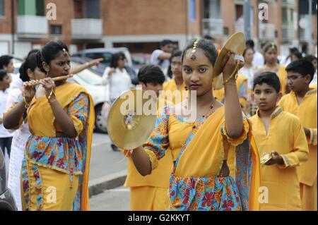 Milan, Italie, procession de la communauté bouddhique Theravada de Sri Lanka pour célébrer le retour du Vesak Banque D'Images