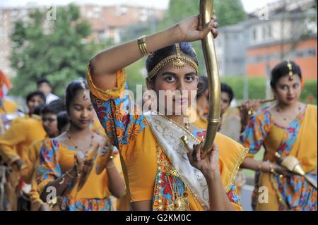 Milan, Italie, procession de la communauté bouddhique Theravada de Sri Lanka pour célébrer le retour du Vesak Banque D'Images