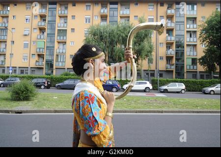 Milan, Italie, procession de la communauté bouddhique Theravada de Sri Lanka pour célébrer le retour du Vesak Banque D'Images
