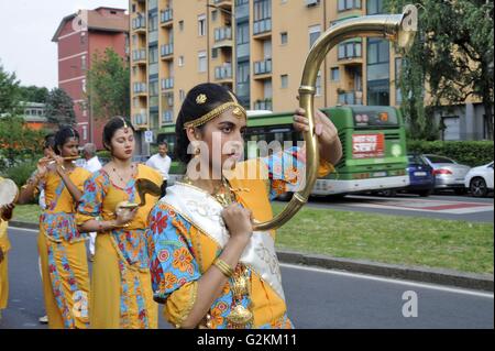 Milan, Italie, procession de la communauté bouddhique Theravada de Sri Lanka pour célébrer le retour du Vesak Banque D'Images