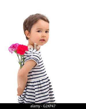 Smiling girl cachant un bouquet d'œillets rouges derrière elle-même Banque D'Images