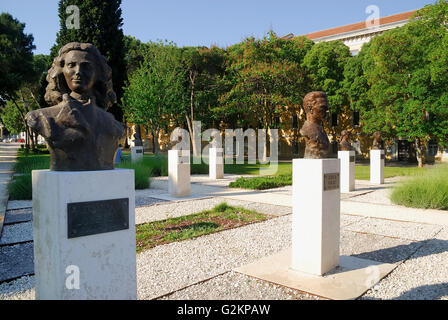 Pula, Istrie, Croatie. Tito's Park. Le monument à la mémoire des combattants tombés de la résistance yougoslave et des victimes du fascisme par le sculpteur Vanja Radauš érigée en 1957. Buste en bronze de Tonka Lorencin. Banque D'Images