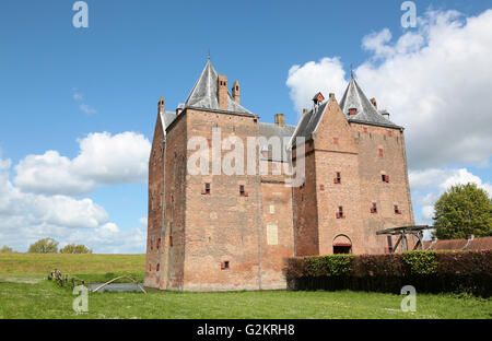 Château Loevestein est un château médiéval dans une ville appelée Poederoijen aux Pays-Bas Banque D'Images