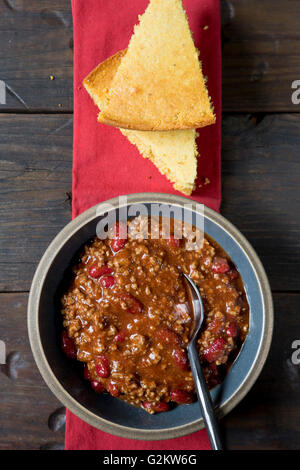 Bol de chili avec Cornbread Banque D'Images