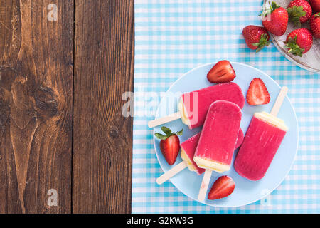 L'été homemeade popsicles avec fruits frais Banque D'Images