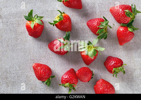 Fruits rouges fraises sur table en pierre, vue du dessus Banque D'Images