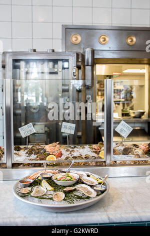 Le bac d'huîtres crues à Raw Bar Banque D'Images