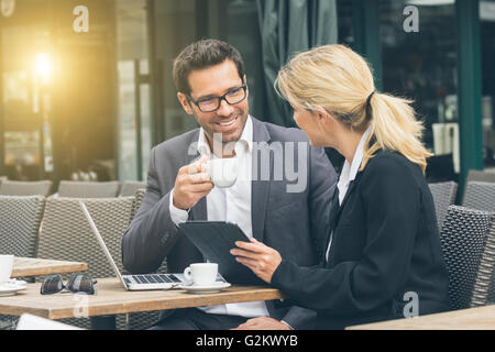 Les gens d'affaires ayant une pause-café Banque D'Images