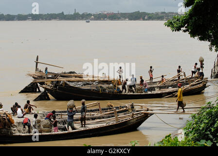 Inde Calcutta Kolkata Westbengal en bois, Bateau de marchandises sur la rivière hooghli, déchargement des ateliers de sculpture de l'argile pour en Westbengalen Kumartuli / INDIEN, Kalkutta, Fraucht 1000 mit auf dem Fluss Hugli, ein Nebenfluss des Ganges, Ausladen von Lehm fuer die dans Skulpturwerkstaetten Kumartuli Banque D'Images