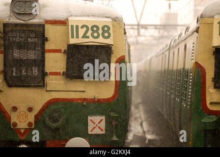 L'Inde, de l'État du Bengale occidental, Calcutta Kolkata ville, gare de Howrah, city train lors d'une forte mousson douche / INDIEN, Westbengalen Kalkutta, Bahnhof Howrah Banque D'Images