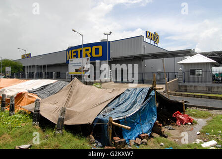 Inde Calcutta Westbengal Kolkatta, nouveau métro marché de gros et des huttes de Westbengalen / indien de squatters, Megacity Kolkata Kalkutta, Neubau eines une Grosshandelsmarkt Métro rocade am Stadtrand von Calcutta , davor Huetten von Obdachlosen Banque D'Images