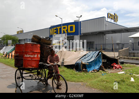 Inde Calcutta Westbengal Kolkatta, nouveau métro marché de gros et des huttes de Westbengalen / indien de squatters, Megacity Kolkata Kalkutta, Neubau eines une Grosshandelsmarkt Métro rocade am Stadtrand von Calcutta , davor Huetten von Obdachlosen Banque D'Images