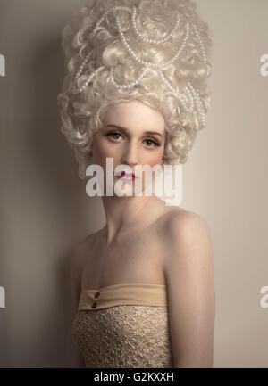 Young Adult Woman en perruque blanche Banque D'Images