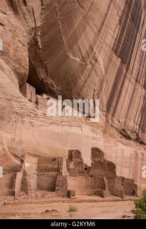 Ruines de la maison blanche dans la région de Canyon de Chelly National Monument, Arizona, l'Amérique Banque D'Images