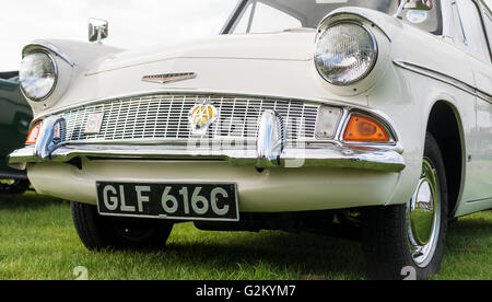 Londres, Angleterre - 11 octobre 2015 : Super Ford Anglia 123E, une voiture produite par Ford britannique entre 1962-1967. Banque D'Images