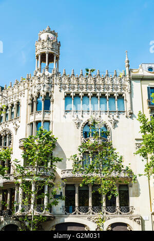 Façade de bâtiment résidentiel de style moderniste de Barcelone, Catalogne, Espagne Banque D'Images