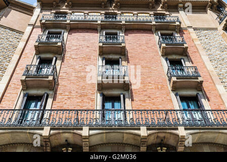 Façade de bâtiment résidentiel classique à Barcelone, Catalogne, Espagne Banque D'Images