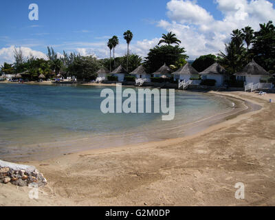 Beau Soleil, plage des Caraïbes chaud allumé sable doré et ciel dramatique, de l'hôtel Decameron, Runaway Bay, avec cocotiers Banque D'Images
