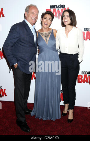 (L - R), Kelsey Grammer, Tamsin Greig et Sonya Cassidy assistant à la projection de gala UK de casser la banque à l'Empire Cinema, Leicester Square, Londres. ASSOCIATION DE PRESSE Photo. Photo date : mardi 31 mai 2016. Crédit photo doit se lire : Yui Mok/PA Wire Banque D'Images