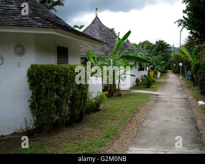 Pavillons tropicaux sur site de l'hôtel , riche végétation Banque D'Images