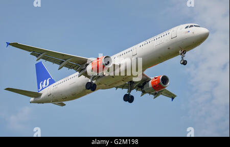 SAS Scandinavian Airlines Airbus a321 OY-KBE débarquer à l'aéroport LHR de Londres-Heathrow Banque D'Images