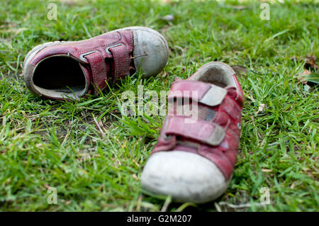 Les chaussures pour enfants sur l'herbe Banque D'Images