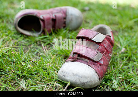 Les chaussures pour enfants sur l'herbe Banque D'Images