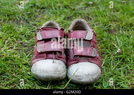 Les chaussures pour enfants sur l'herbe Banque D'Images