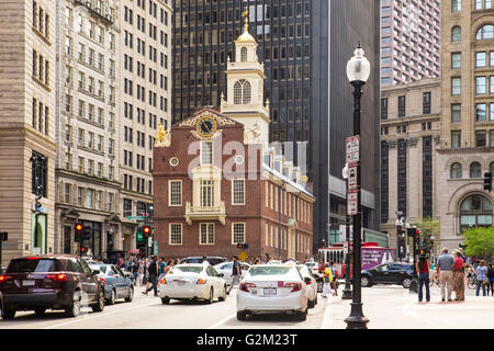 BOSTON, MASSACHUSETTS - le 14 mai 2016 : Street view of historic Old State House le long de la Boston Freedom Trail, avec des voitures visibles. Banque D'Images