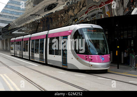 Un tramway Métro Midland au Grand Central arrêt Birmingham New Street, Birmingham, UK Banque D'Images