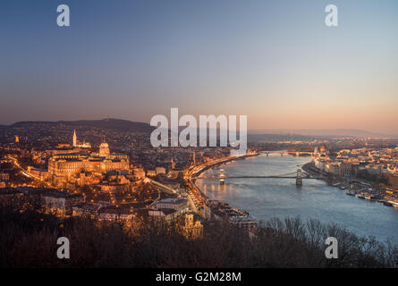 Vue panoramique de Budapest et le Danube vu depuis la colline Gellert Lookout Point. Transition en douceur entre la nuit et le jour Banque D'Images