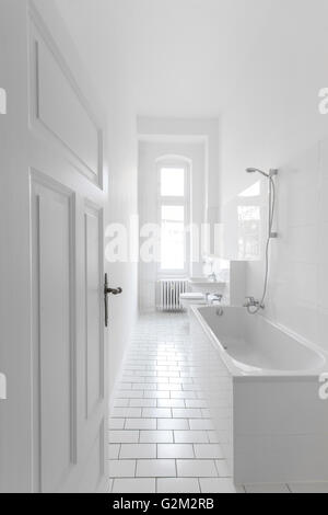 Salle de bains avec baignoire blanc - intérieur Immobilier Banque D'Images