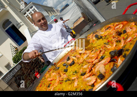 Une grande paella la cuisson pendant un festival en bord de mer,Jersey,Channel Islands Banque D'Images