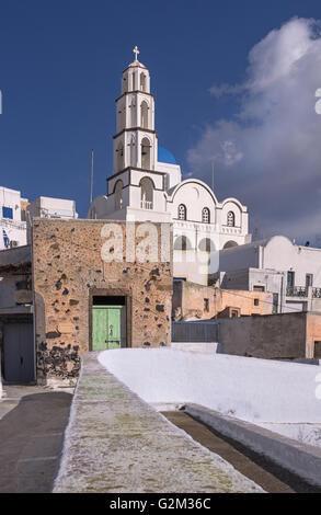 L'église de Christos église à Pyrgos village de l'île de Santorini, Cyclades, Grèce Banque D'Images