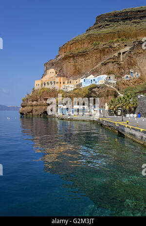 Le vieux port de Fira resort, où les bateaux à l'amarrage sont volcan sur l'île de Santorin, dans les Cyclades, Grèce Banque D'Images