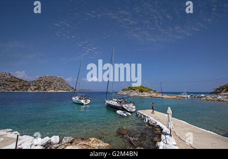 Fermer vue d'Aponissos Cove, sur l'île d'Agistri trouvés dans le golfe Saronique, une heure de voyage depuis le Pirée, le port principal de la Grèce Banque D'Images