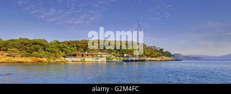 Fermer vue d'Aponissos Cove, sur l'île d'Agistri trouvés dans le golfe Saronique, une heure de voyage depuis le Pirée, le port principal de la Grèce Banque D'Images