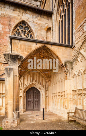 La porte sud et le porche de l'église abbatiale de St Mary the Virgin, Gloucester, Gloucestershire, Angleterre. Banque D'Images