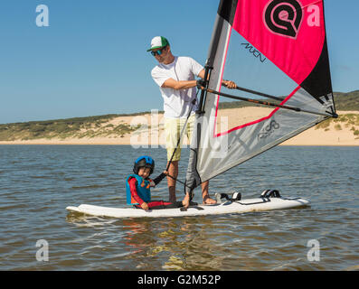 Famille sur des planches à voile. La plage de Valdevaqueros, Tarifa, Costa de la Luz, Andalousie, espagne. Banque D'Images