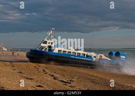 Aéroglisseur, AP1-88 - Island Express administré Hovertravel arrivant à Southsea, Portsmouth, Hampshire, Royaume-Uni Banque D'Images