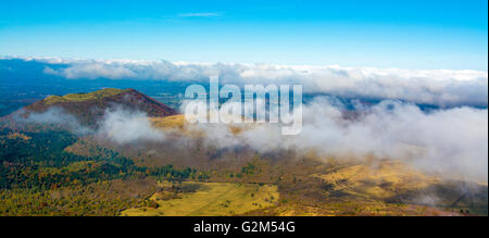 Vue sur les volcans en automne. Parc naturel régional des Volcans d'Auvergne, Puy de Dome, Auvergne, France Département Banque D'Images