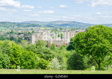 La ville de Shropshire Ludlow et c'est château vu du commun Whitcliffe Banque D'Images