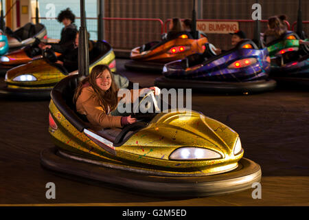 Parution du modèle de droit d'une jeune fille au volant d'une auto Tamponneuse Dodgem à Southsea, Portsmouth, Hampshire, Royaume-Uni Banque D'Images